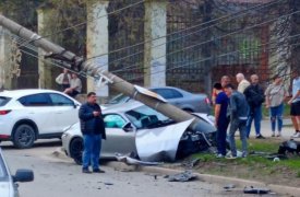 Porsche снес столб на улице Металлургов в Туле 