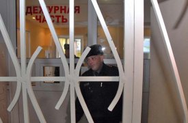 Дорогостоящий телефон украл безработный новомосковец из грузовика пенсионера