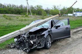 Mazda жестко влетела в столб в Ефремовском районе Тульской области