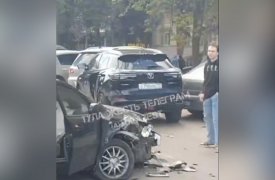 В Туле спешащий водитель легковушки спровоцировал ДТП на проспекте Ленина
