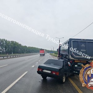 «Девятка» протаранила фуру на трассе М-4 в Веневском районе Тульской области
