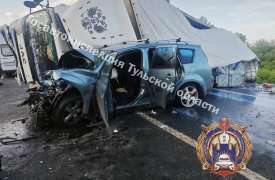 Большегруз смял под собой легковушку на трассе М-4 в Узловском районе Тульской области