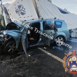 Большегруз смял под собой легковушку на трассе М-4 в Узловском районе Тульской области