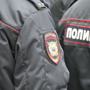 Житель Новомосковска стащил у незнакомца в магазине мобильный