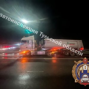 Водитель фуры протаранил Renault и врезался в преграду на улице Рязанской в Туле