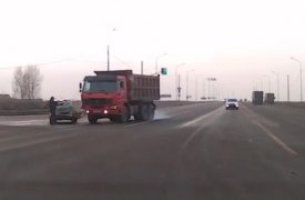 Под Тулой пешеход чудом остался жив при столкновении Камаза и иномарки