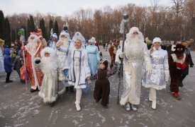 Битву Дедов Морозов в Туле поддержали снеговики и Снегурочки