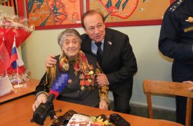 Мэр Тулы поздравил беженку с Украины со столетием