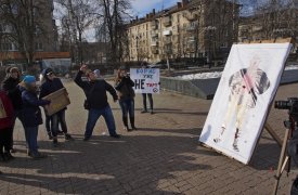 В Туле поклонники Бориса Моисеева снова закидали его портрет помидорами