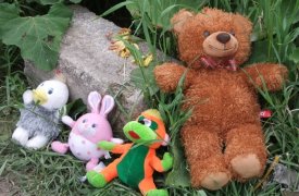 В Туле к дому, где произошло убийство пяти человек, люди несут игрушки
