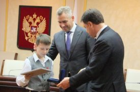 В Туле Астахов наградил школьника спасшего из огня своих братьев