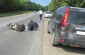Под Тулой скутер врезался в припаркованный на обочине 