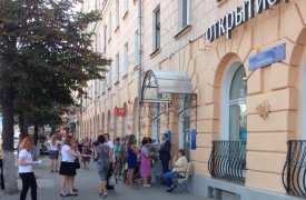 Клиенты «Тульского промышленника» по нескольку часов ждут своей очереди на возмещения вкладов