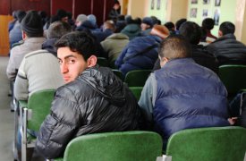 Порядка сотни мигрантов доставили в полицию после рейда на рынке Тулы
