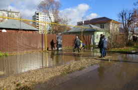 В Туле на улице Калинина прорвало канализацию. Подтоплены дома