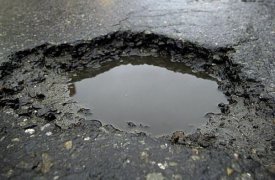 За попавший в яму на дороге автомобиль, туляк отсудил у администрации 135 000 рублей