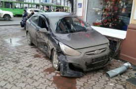 В центре Тулы в результате ДТП иномарку отбросило в стену магазина