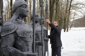 В новомосковском детском парке появились чугунные богатыри