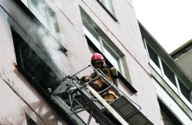 В Туле 4 пожарных расчета боролись с огнем в многоэтажке на Макаренко