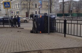 В центре Тулы перевернулся грузовик с номерами «ЕКХ»