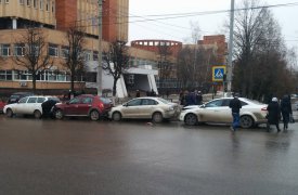 В Туле на ул. Фрунзе «паровозиком» столкнулись 5 машин