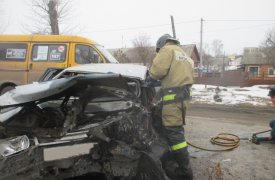 После ДТП в Узловой водителя извлекали из авто при помощи специнструмента