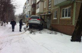 В Тульской области две пьяные автоледи устроили гонки на детской площадке