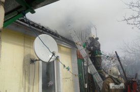 Более 20 пожарных тушили горящий дом в поселке Новооктябрьский
