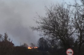 На въезде в Тулу со стороны Маслово горит трава