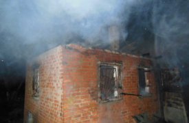 В Алексине в результате пожара в дачном доме обрушилась кровля и выгорел этаж
