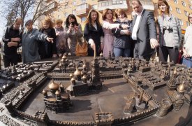 В центре Тулы появилась миниатюрная копия города из бронзы
