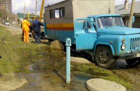 Причиной прорыва канализации на Калинина стал застрявший в колодце автомобиль