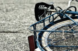 Под Тулой лежащего на дороге  велосипедиста переехали три автомобиля подряд