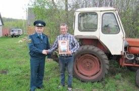 Тракторист в одиночку спас от пожара деревню в Тульской области
