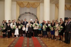 Алексей Дюмин вручил многодетным матерям Тулы почетные знаки «Материнская слава»