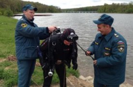 Водолазы МЧС очищают от мусора тульские водоемы
