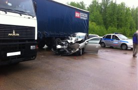 Под Тулой фура «МАЗ» при развороте раздавила «Renault Logan»