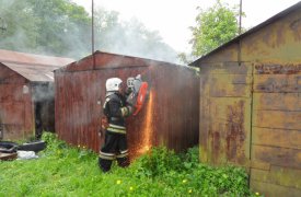 В Тульском поселке Хомяково сгорел гараж вместе с автомобилем