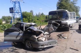 Страшное ДТП в Новомосковске: «Пазик» превратил «ВАЗ-2115» в груду металла
