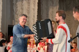 В Севастополе от имени врио губернатора Тульской области Алексея Дюмина вручили баян