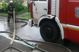 Пожарные вывели мужчину из горящей квартиры в Туле
