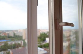 В Алексине пенсионер упал из окна на козырек магазина