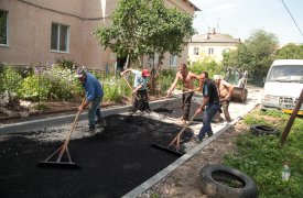 В Центральном округе Тулы кладут асфальт во дворах