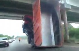 В Туле самосвал с поднятым кузовом застрял под мостом
