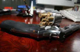 Туляк решил «упрятать» друга за решетку, подкинув ему револьвер