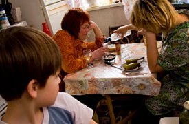 Пьяные родители спали, когда их детей увела незнакомая женщина