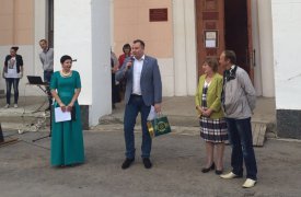 Виктор Дзюба поздравил семью из Липок с 40-летней годовщиной свадьбы