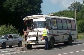 На Новомосковском шоссе столкнулись «КамАЗ» и пассажирский автобус