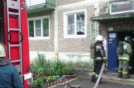 В Новомосковске из горящей квартиры спасли человека