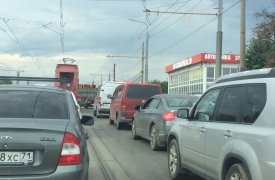 На Пролетарском мосту в Туле огромная пробка из-за аварии